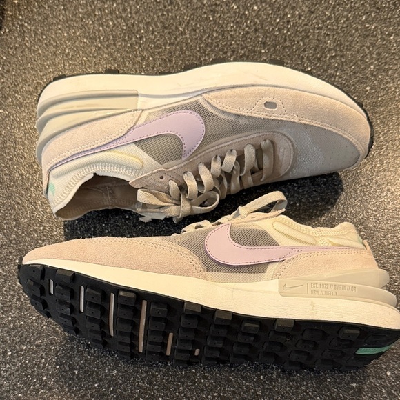 Nike Cream and Purple Sneakers - size 9 - Picture 4 of 5